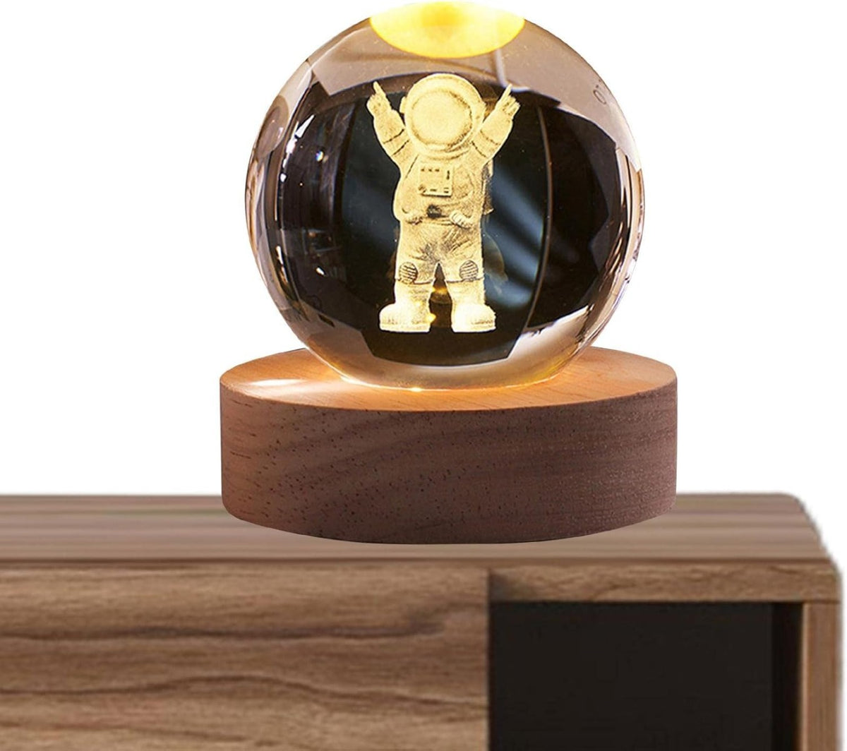 Lampada Notturna 3D a Forma di Sfera di Cristallo  Astronauta con Base in Legno e LED